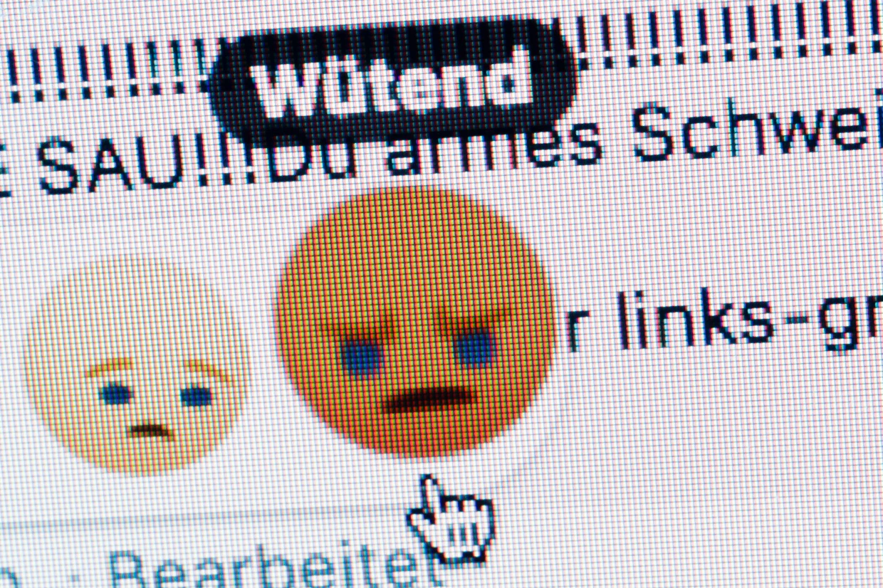 Ein hasserfülltes Emoji im Internet