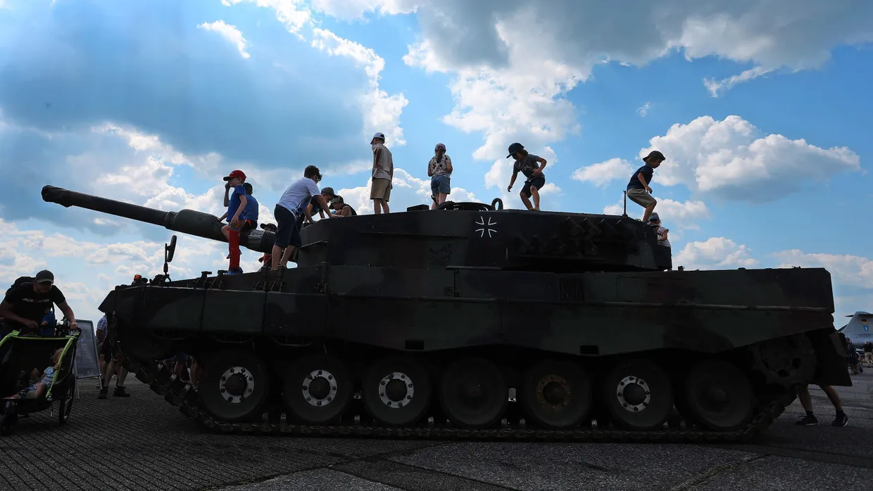 Sparen für die Verteidigung oder Schulden aufnehmen? Kinder auf einem Tag der Bundeswehr in Kaufbeuren
