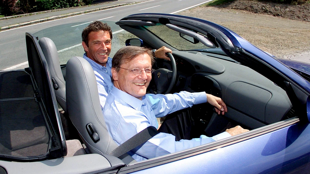 Österreichs Bundeskanzler Wolfgang Schüssel (ÖVP) sitzt neben Jörg Haider (FPÖ) auf dem Beifahrersitz von Haiders Porsche bei einem Besuch Schüssels in Kärnten im Jahr 2000.