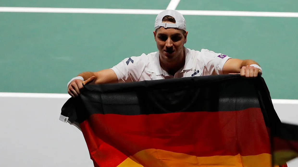 Davis-Cup-Atmosphäre: Jan-Lennard Struff feiert seinen Sieg mit der deutschen Flagge.