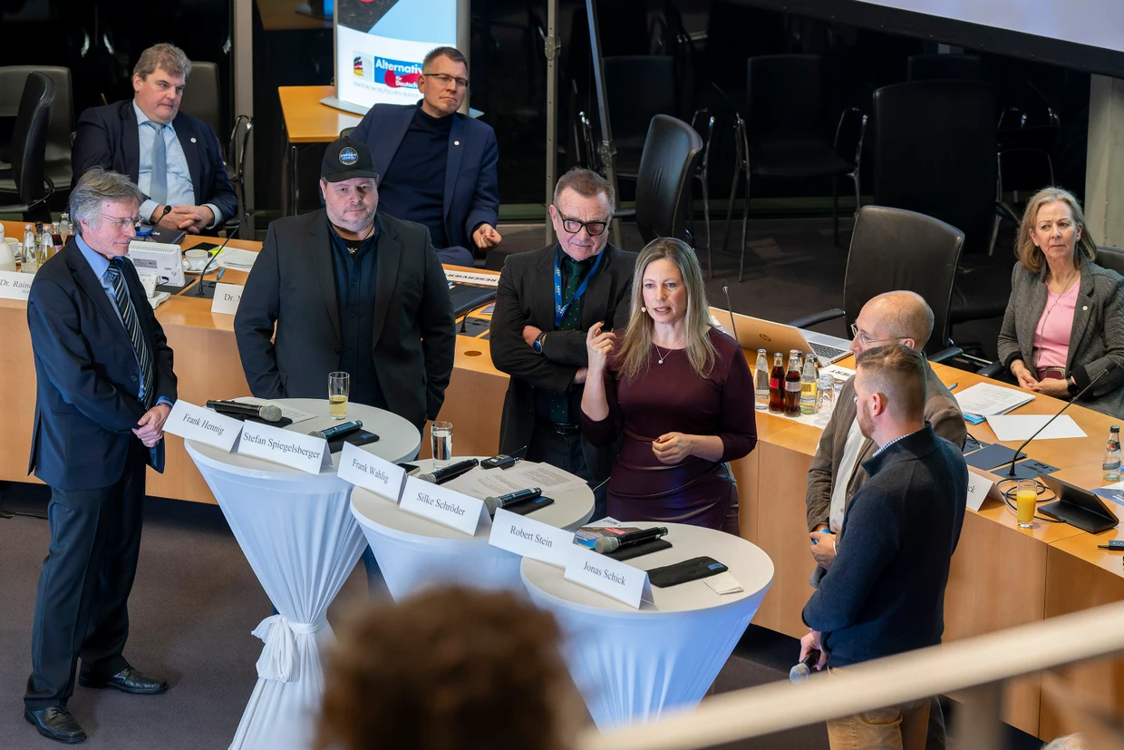 Diskussionsrunde mit AfD-nahen Bloggern: Frank Hennig, Stefan Spiegelsberger, Frank Wahlig, Silke Schröder, Robert Stein und Jonas Schick (v.l.)