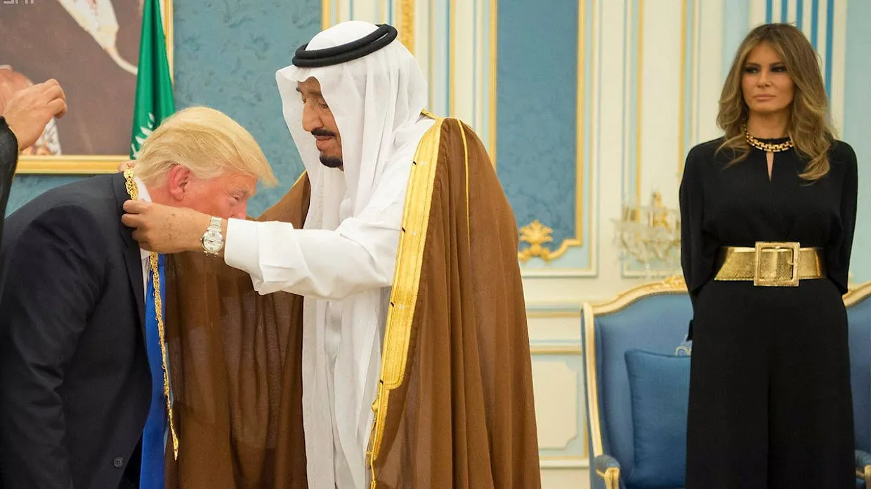 Hat Donald Trump sich doch verbeugt? Oder sich nur nach vorne gebeugt? Oder gekauert? Die Exegese dieses Fotos jedenfalls dürfte noch eine Weile dauern.