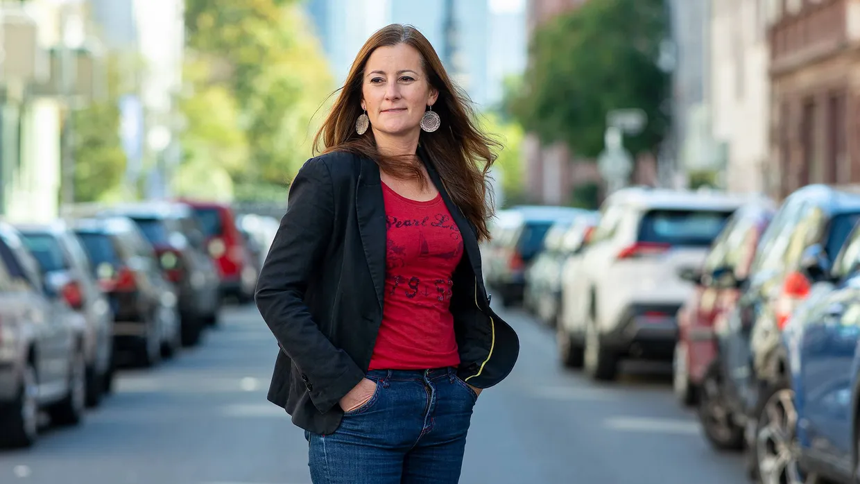„Ich werde dem Landtag noch eine Weile erhalten bleiben“: Janine Wissler im heimischen Frankfurt