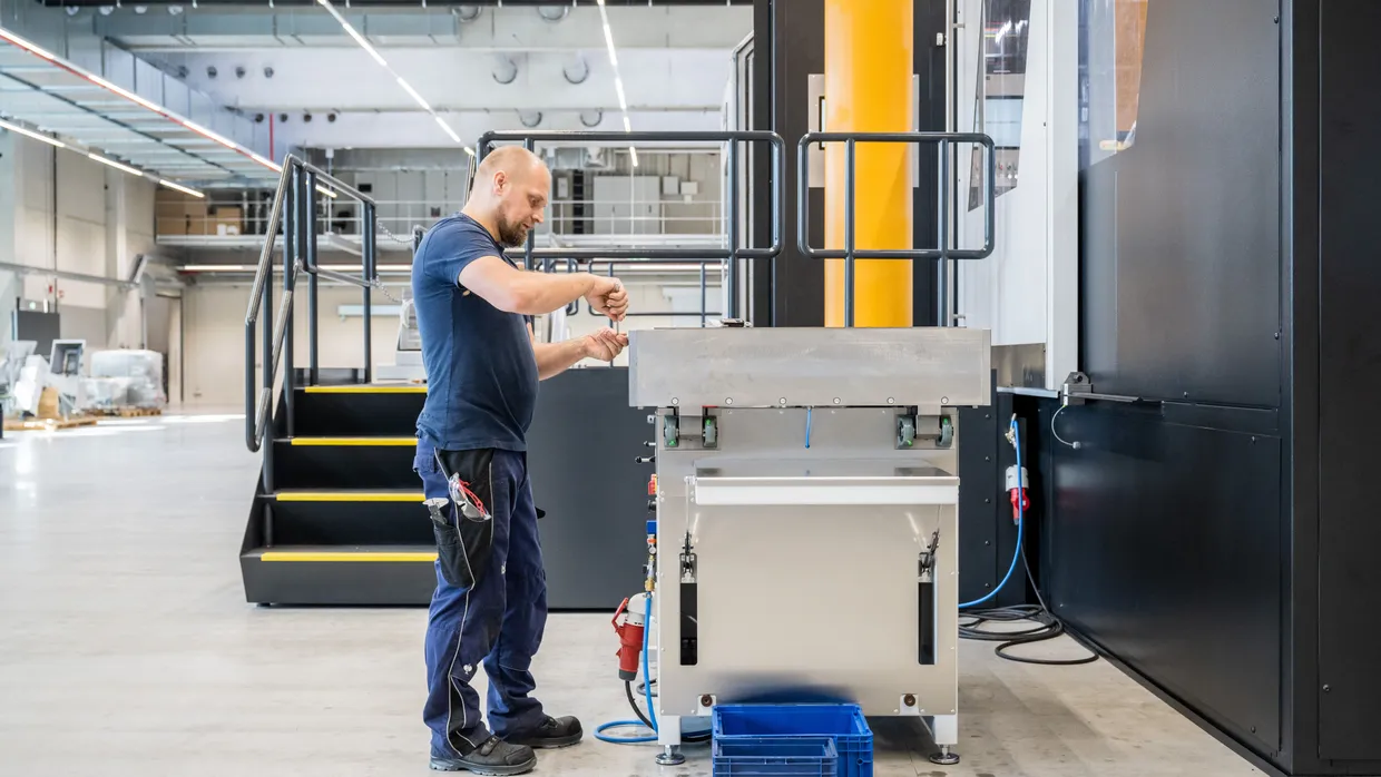 Aufgepasst: Ein Mitarbeiter von „Baier & Michels“ richtet die Walzbacke für die neue innovative Walzmaschine ein.