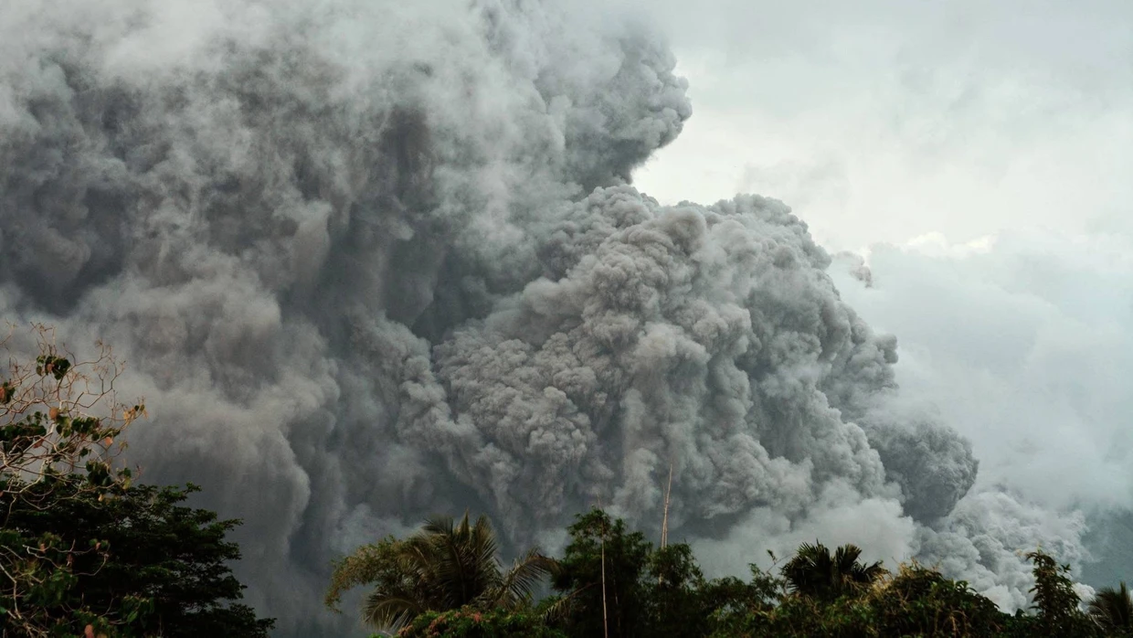 Der Vulkan Mayon spuckt Asche. Seit Beginn des jüngsten Ausbruch wurden bereits 45 Erdbeben am Berg registriert.