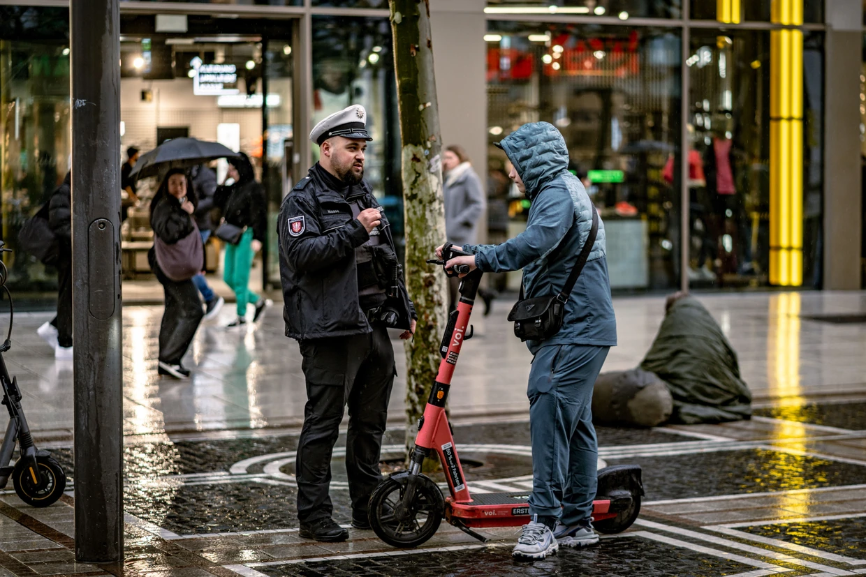 Beschäftigen auch die Polizei: Bei einem Aktionstag im März wurden auf der Frankfurter Zeil verstärkt die Fahrer von E-Scootern kontrolliert und aufgeklärt.