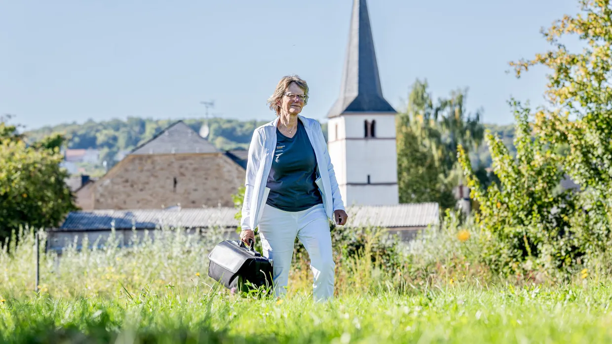 Sie wird schwer zu ersetzen sein: Die Hausärztin Dagmar Heinrichs, hier unweit ihrer Praxis in Tawern