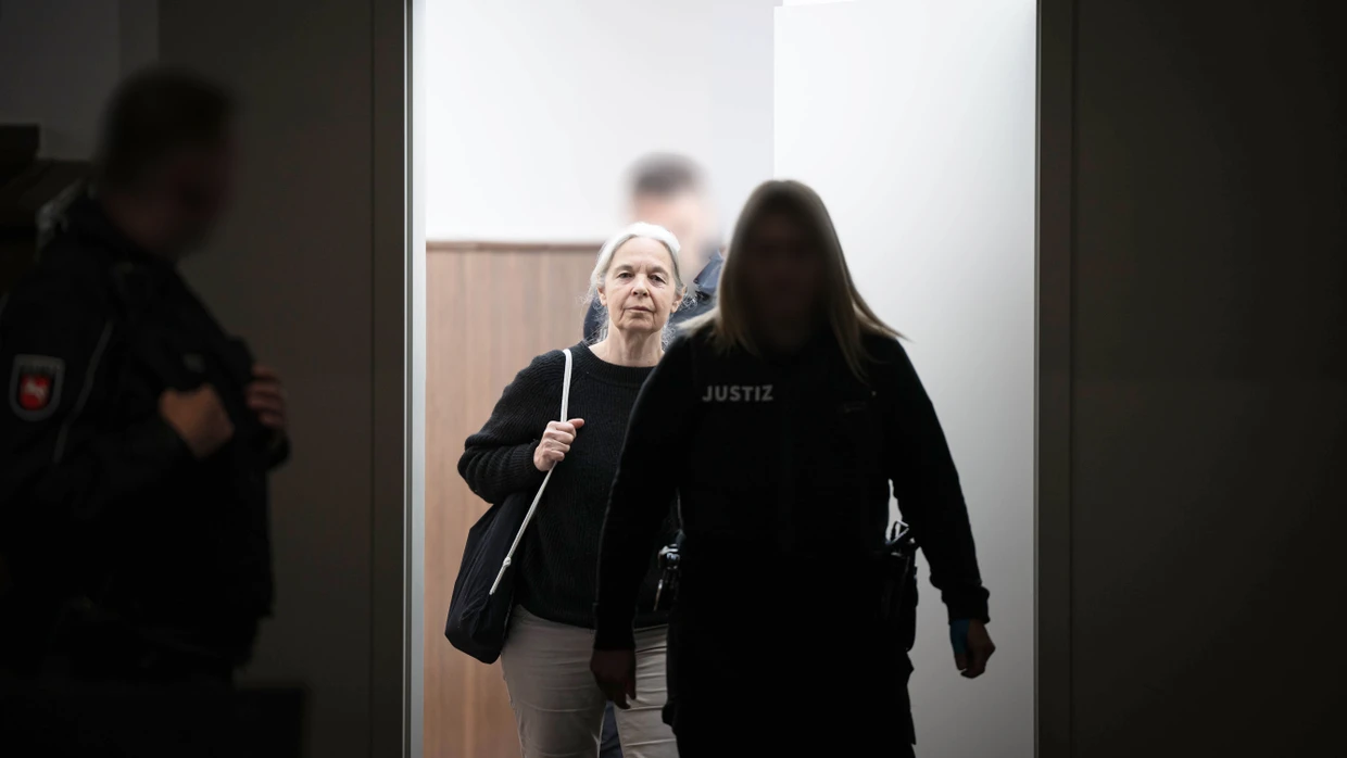 Die Angeklagte Daniela Klette kommt zu Beginn des Verhandlungstages in den provisorischen Gerichtssaal des Landgerichts Verden in Verden-Eitze.