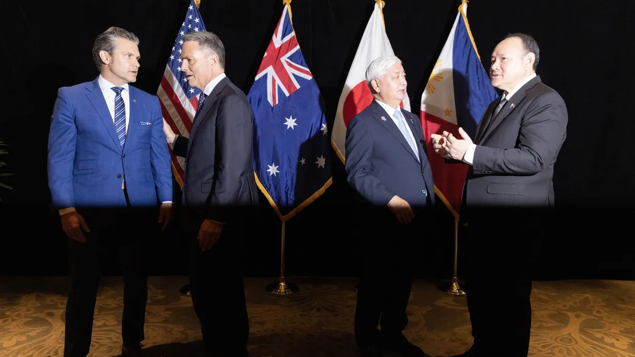 US-Verteidigungsminister Pete Hegseth, der australische Verteidigungsminister Richard Marles, der japanische Verteidigungsminister Nakatani Gen und der philippinische Verteidigungsminister Gilberto Teodoro Jr. (v.l.n.r.) begrüßen sich am Samstag auf dem Shangri-La-Dialog.