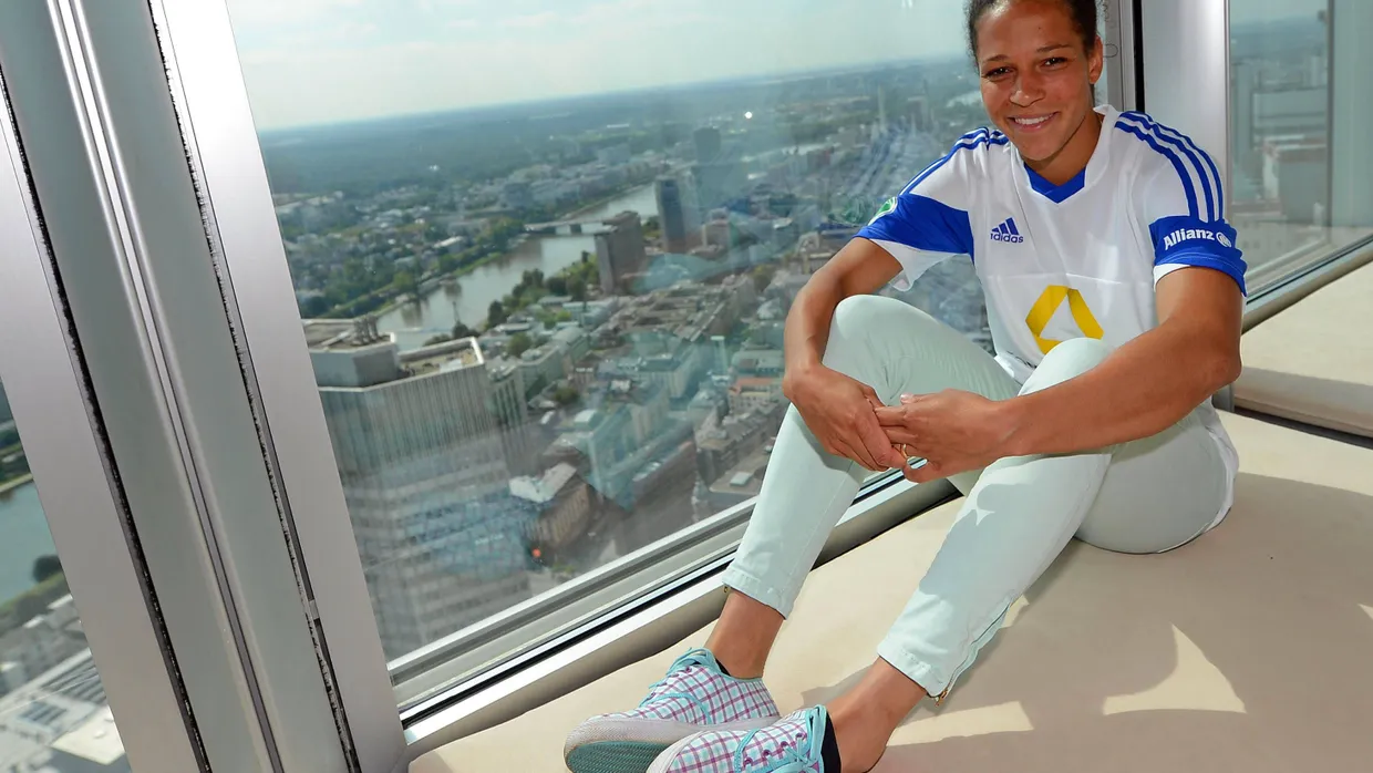 Schöne Aussicht: Celia Sasic bei der Pressekonferenz des FFC Frankfurt im 49. Stockwerk.