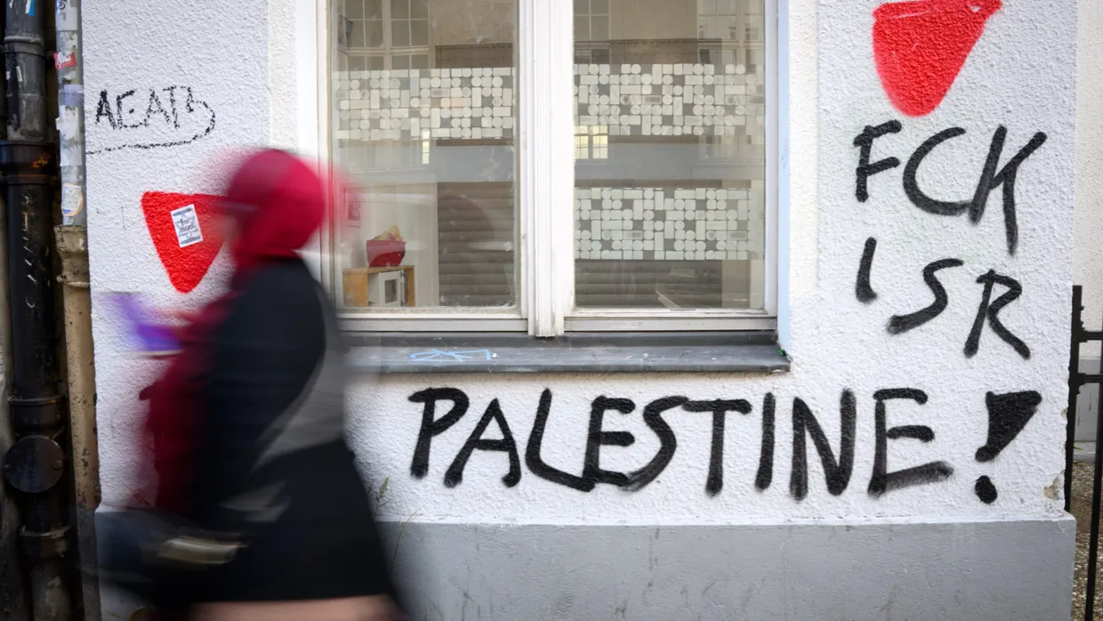 An zahlreiche Häuser in der Emser Straße in Neukölln, unter anderem an der Begegnungsgaststätte Bajszel, wurden Ende September 2024 rote Dreiecke, ein Zeichen der Hamas, und andere antisemitische und propalästinensische Parolen gesprüht.