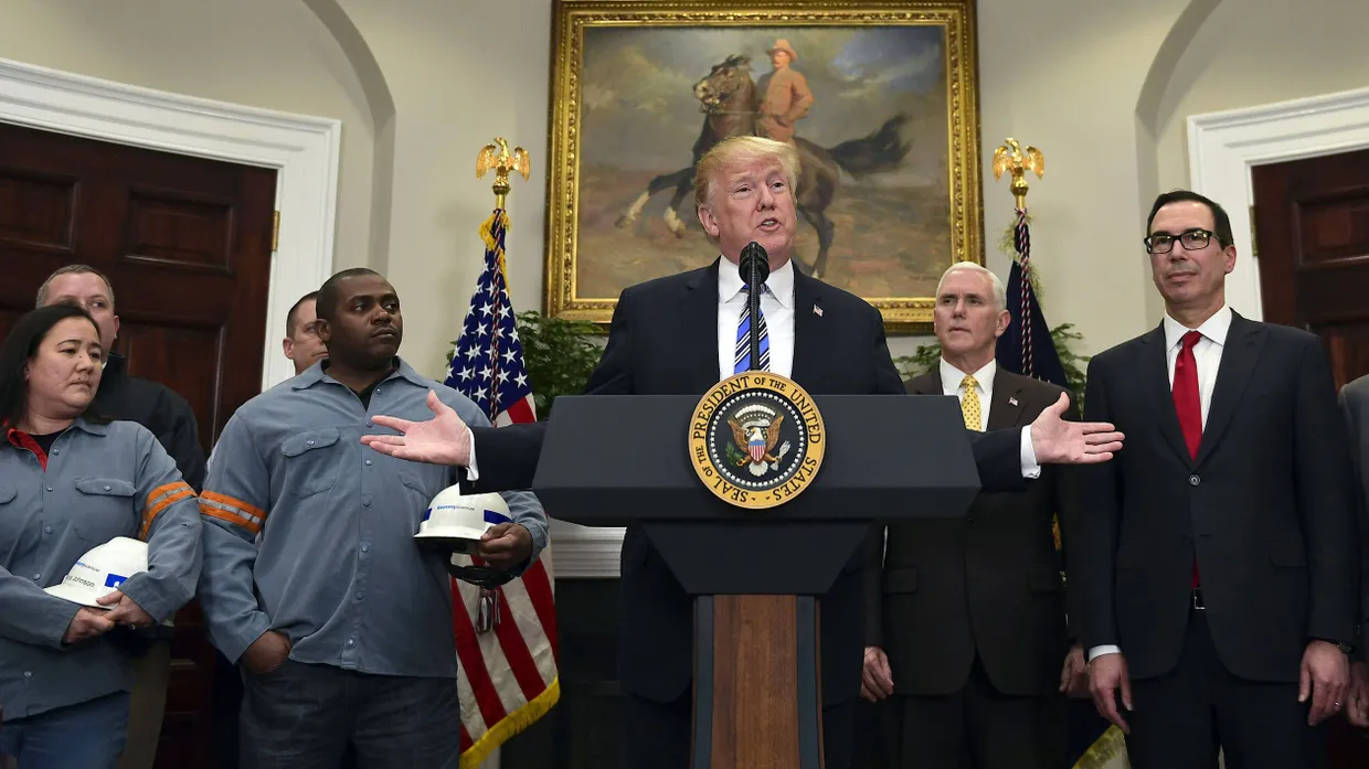 Im Beisein von Stahlarbeitern unterzeichnet Präsident Trump die Anordnung von Strafzöllen.