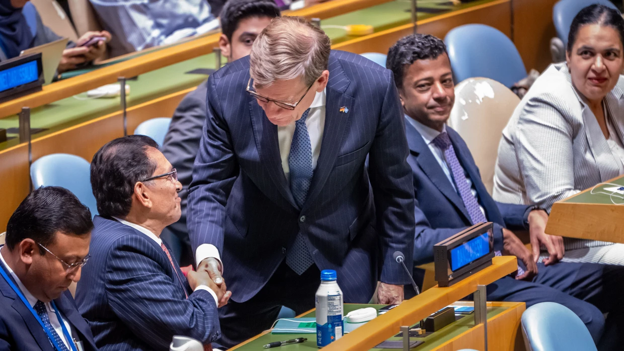 Johann Wadephul (CDU, mitte) Außenminister, gratuliert Khalilur Rahman, Außenminister von Bangladesch, der am 2. Juni als künftiger Präsident der UN-Generalversammlung und Nachfolger von Amtsinhaberin Baerbock gewählt wurde.