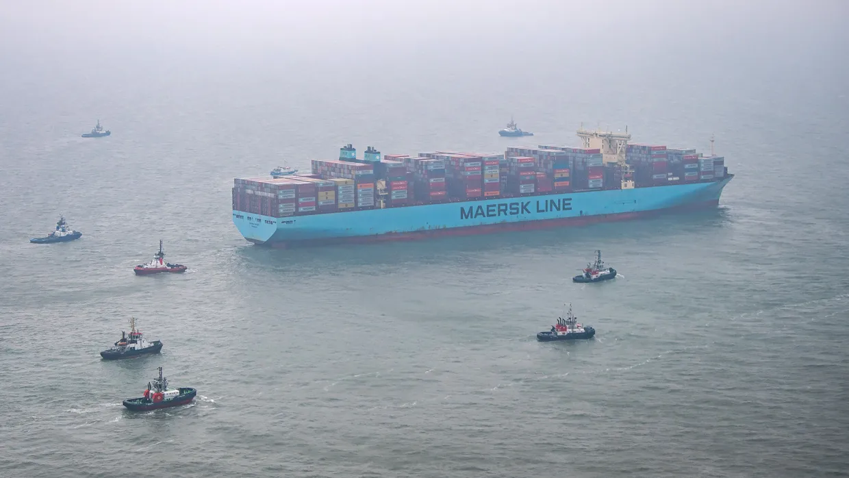 Die "Mumbai Maersk" liegt umringt von Schleppern in der Nordsee.