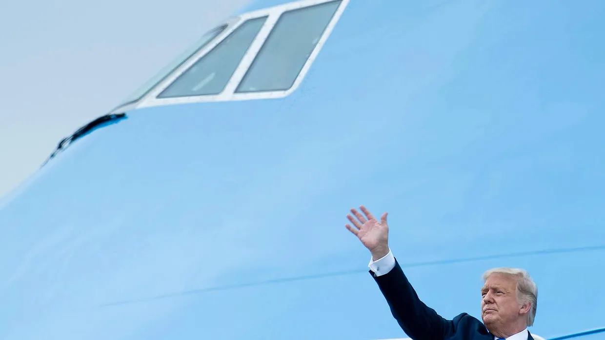 Abflug: Trump posiert vor Air Force One