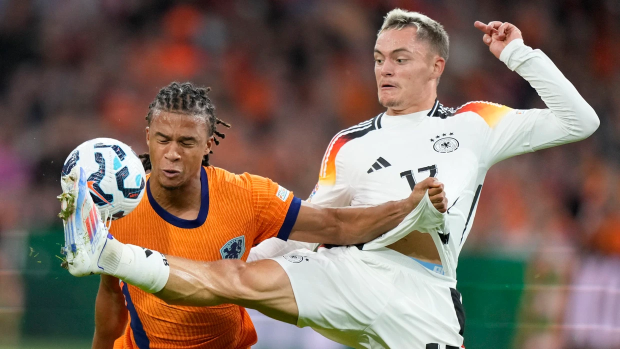 Ein Klassiker: Beim Duell Niederlande gegen Deutschland trifft 2024 Verteidiger Ake auf Florian Wirtz.