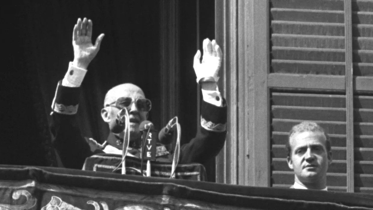 Franco und Juan Carlos auf dem Balkon des königlichen Palasts in Madrid