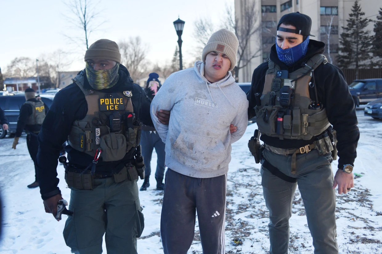 US-Einwanderungsbeamte von ICE nehmen am Dienstag in St. Paul (Minnesota) einen Mann fest.
