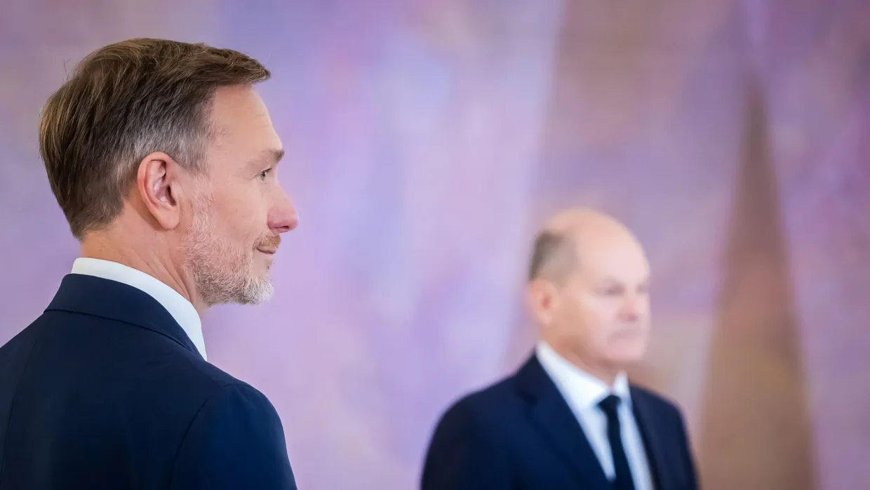 Christian Lindner (FDP), ehemaliger Bundesminister der Finanzen, neben Bundeskanzler Olaf Scholz (SPD) am Donnerstag im Schloss Bellevue.