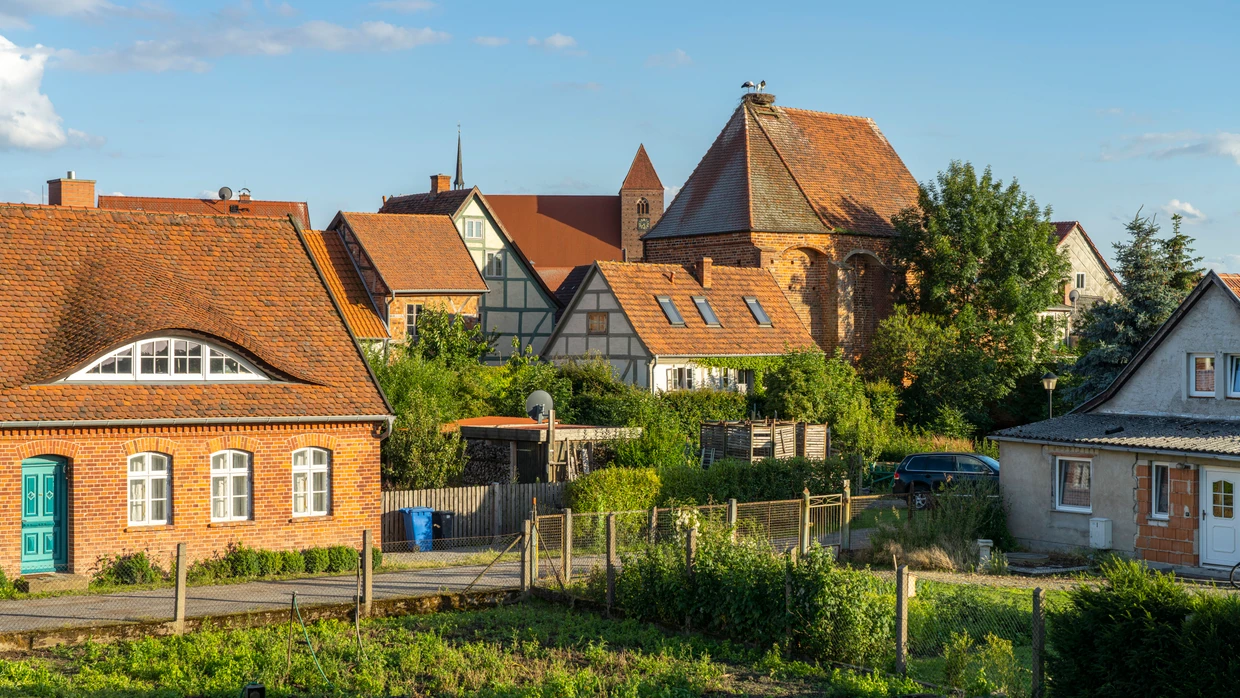 Schon schön hier: Blick auf Werben mit der Kirche im Hintergrund, aber ohne Windräder am Horizont