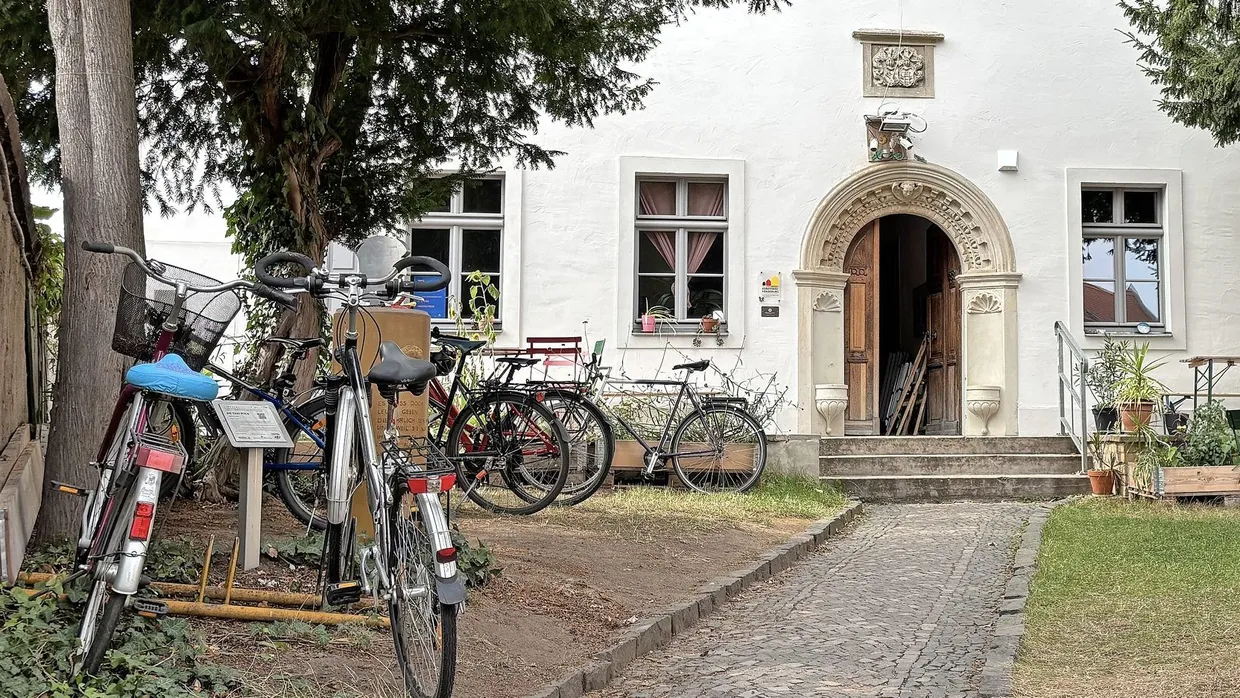 Blick von außen auf das Haus des Netzwerks für Demokratische Kultur e. V. in Wurzen