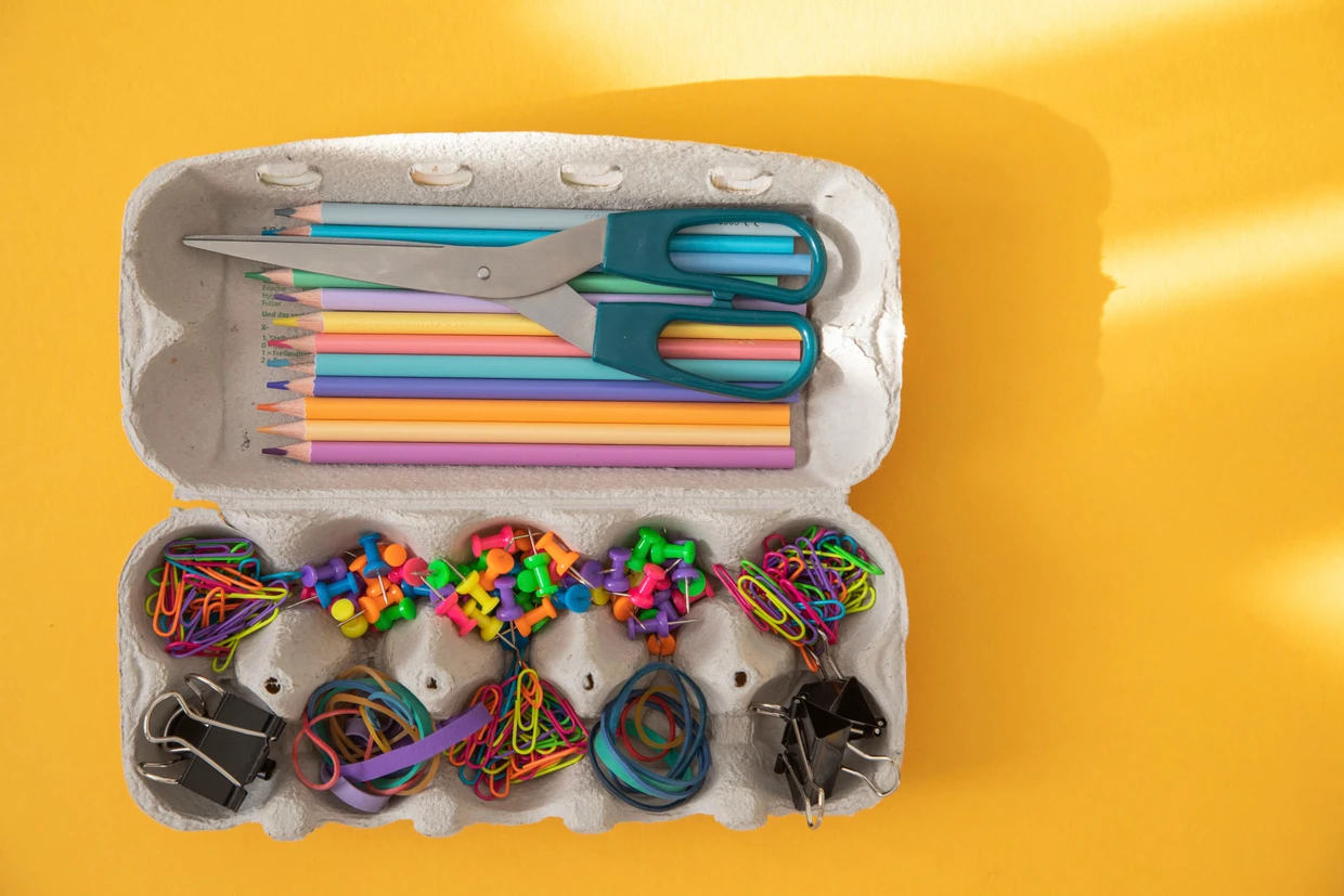 Eierkarton oder Rollwagen: Hauptsache das Schreibtisch-Chaos ist schnell beseitigt.