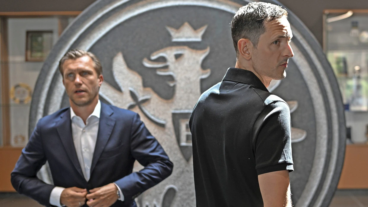 Rückblick auf den Anfang: Markus Krösche (links) und Dino Toppmöller bei dessen Vorstellung 2023.