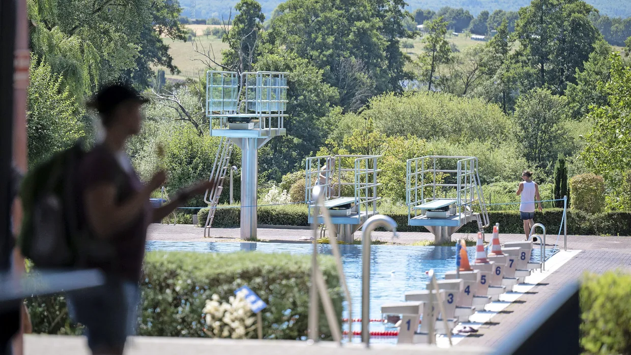 Tatort: Im Freibad von Gelnhausen sollen Mädchen von mehreren Männern sexuell belästigt worden sein.