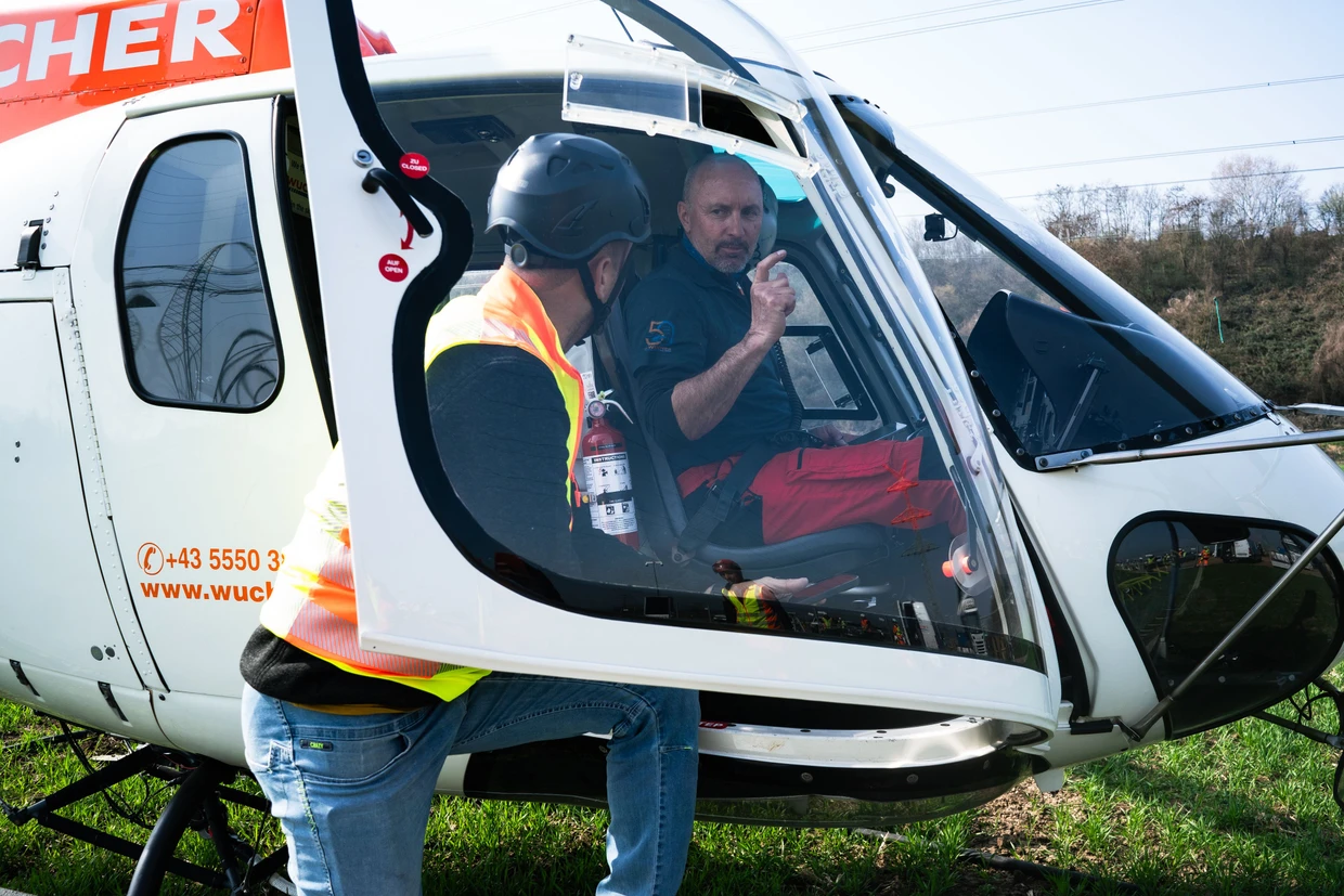 Vor dem Abflug: Pilot Gisbert Strolz bespricht sich mit seinem Flughelfer.