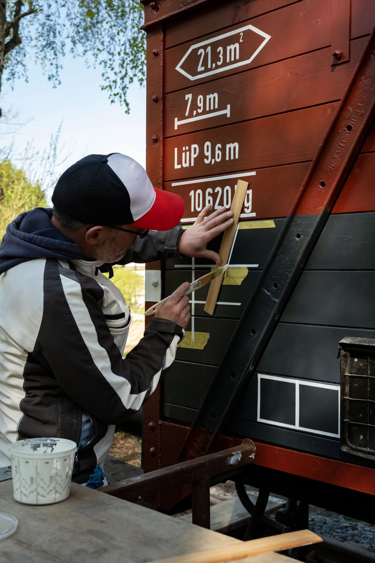 Originalgetreu: Ein Mitarbeiter des Hessenparks schreibt Ziffern an die Außenwand.
