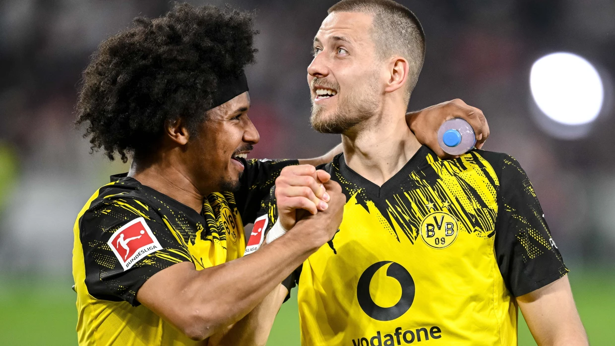 Karim Adeyemi (links, daneben Waldemar Anton) vergisst nicht und jubelt entsprechend.