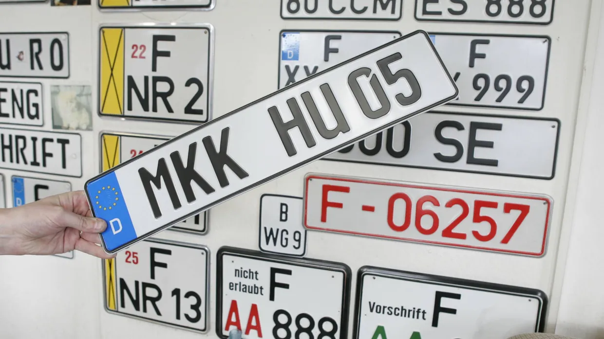 Gute Aussichten: Hanauern zum Beispiel bliebe beim Umzug ins Umland die Schmach eines dreibuchstabigen MKK-Kennzeichens erspart.