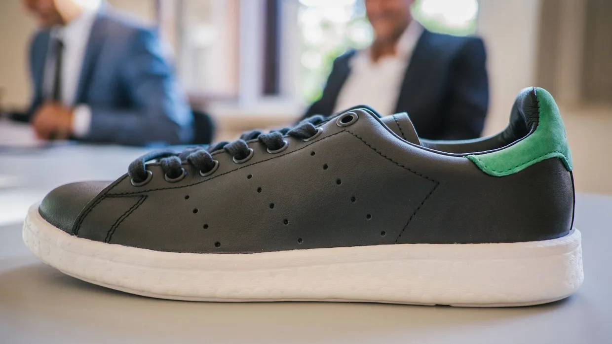 Sportschuh vor Gericht: der „Stan Smith Boost“ an diesem Montag im Gerichtssaal im Landgericht Braunschweig.