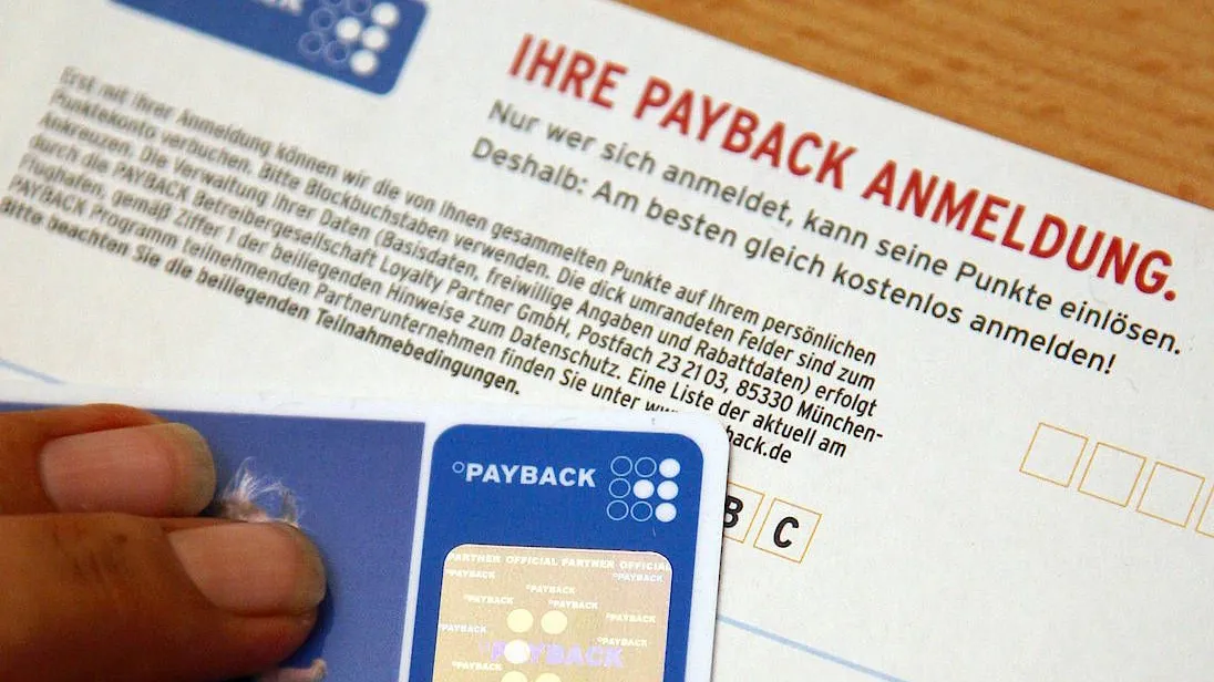 Ein Kunde füllt ein Payback-Anmeldeformular aus.