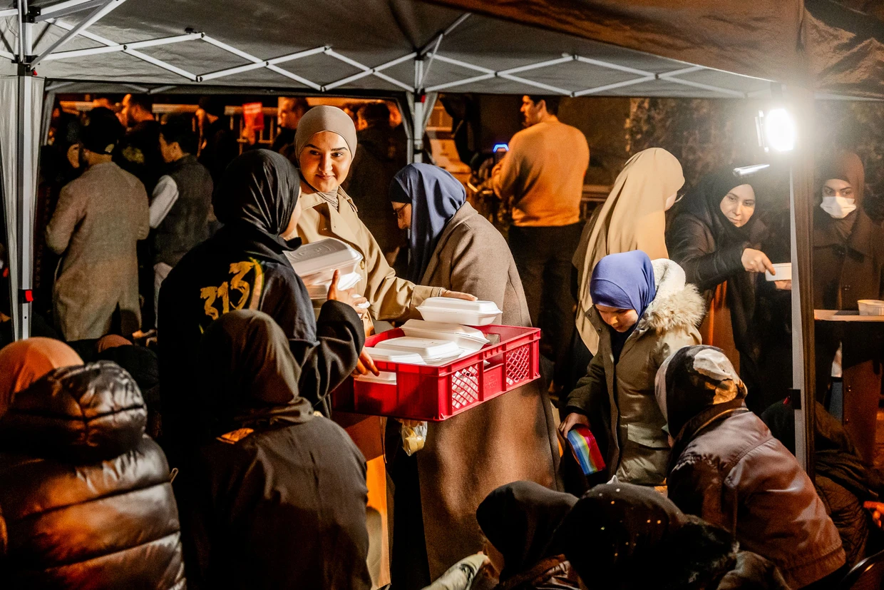 Gemeinsames Fastenbrechen nach Einbruch der Dämmerung.