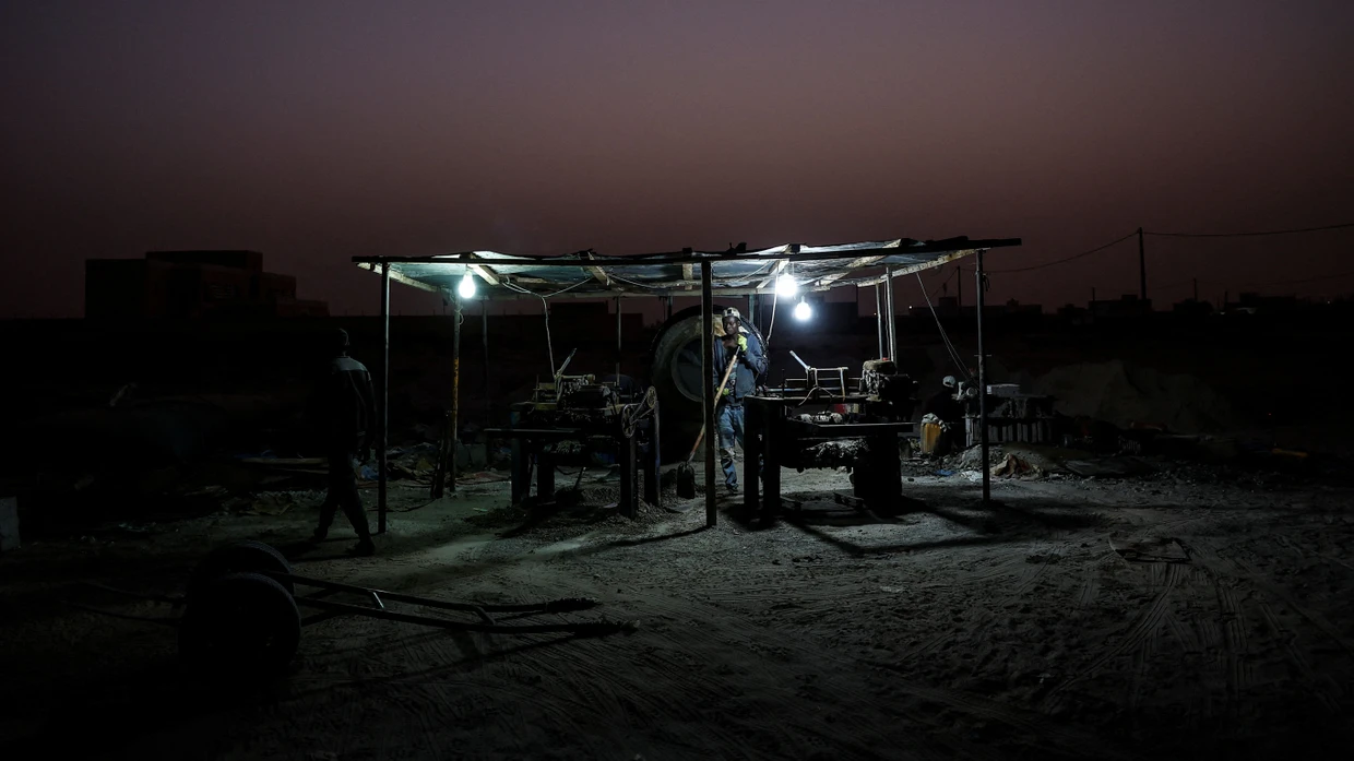 Eine offene Ziegelwerkstatt unter freiem Himmel am Stadtrand von Nouakchott, Mauretanien, am 22. Februar 2025.