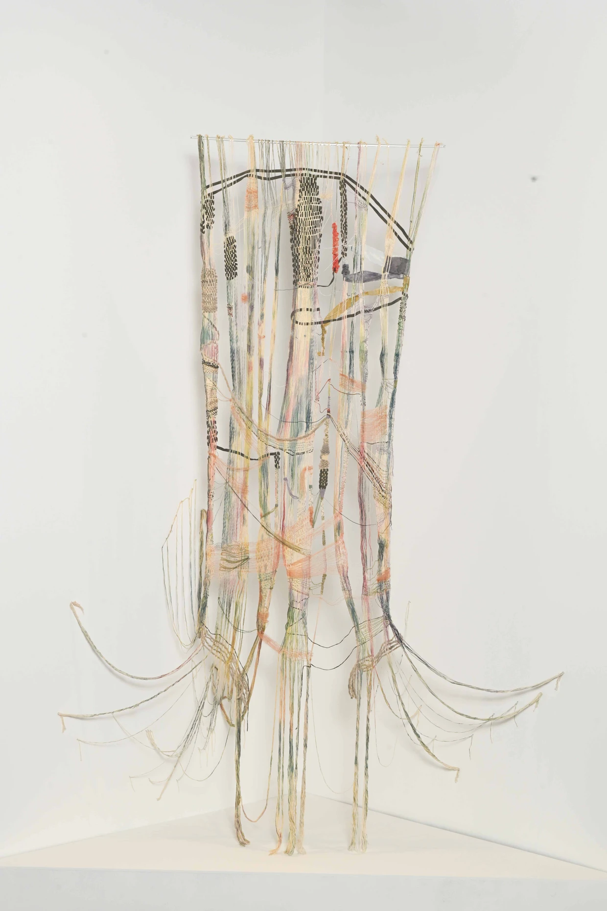 Interwoven speaking and writing: Sofía del Mar Collins uses Quipu nodes as memory storage and makes everything float.