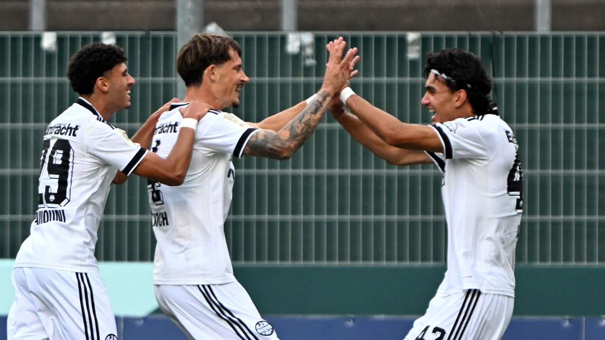 Gute gelaunt: Frankfurts Abwehrchef Robin Koch klatscht mit Can Uzun nach seinem Tor zum zwischenzeitlichen 2:0 gegen St. Tönis ab.