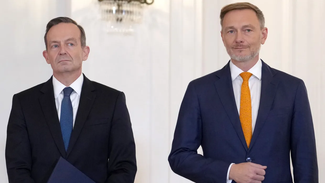 Volker Wissing steht neben Christian Lindner (FDP) am Donnerstag im Schloss Bellevue.