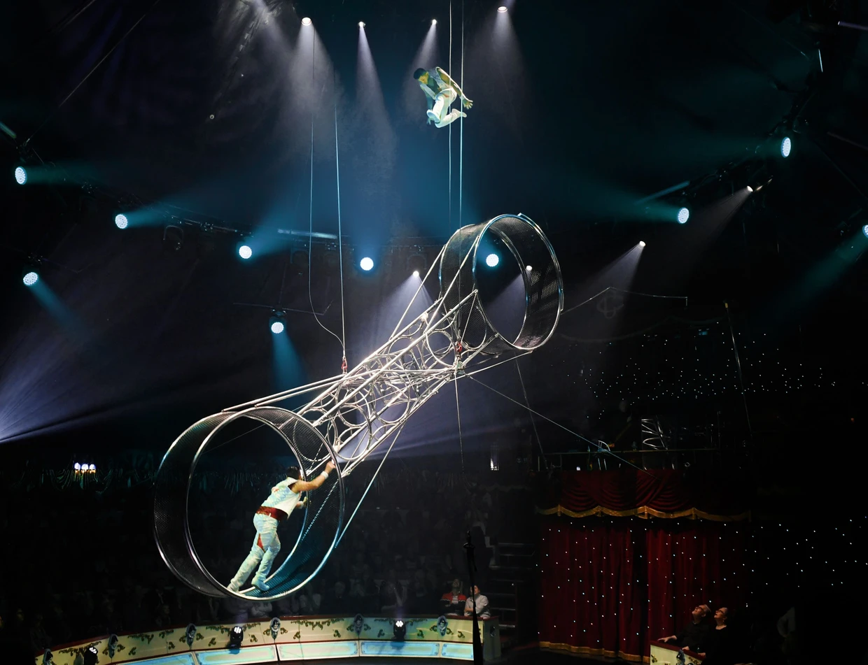 Zwei Brüder, zusammen auf ewig im Todesrad gefangen: Das Duo Vanegas beim Weihnachtszirkus