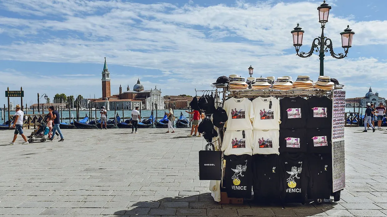 Fällt nur auf den zweiten Blick auf: Diesel verkauft die Capsule-Kollektion auf einer venezianischen Bancarella, wo sonst Touristennippes angeboten wird.