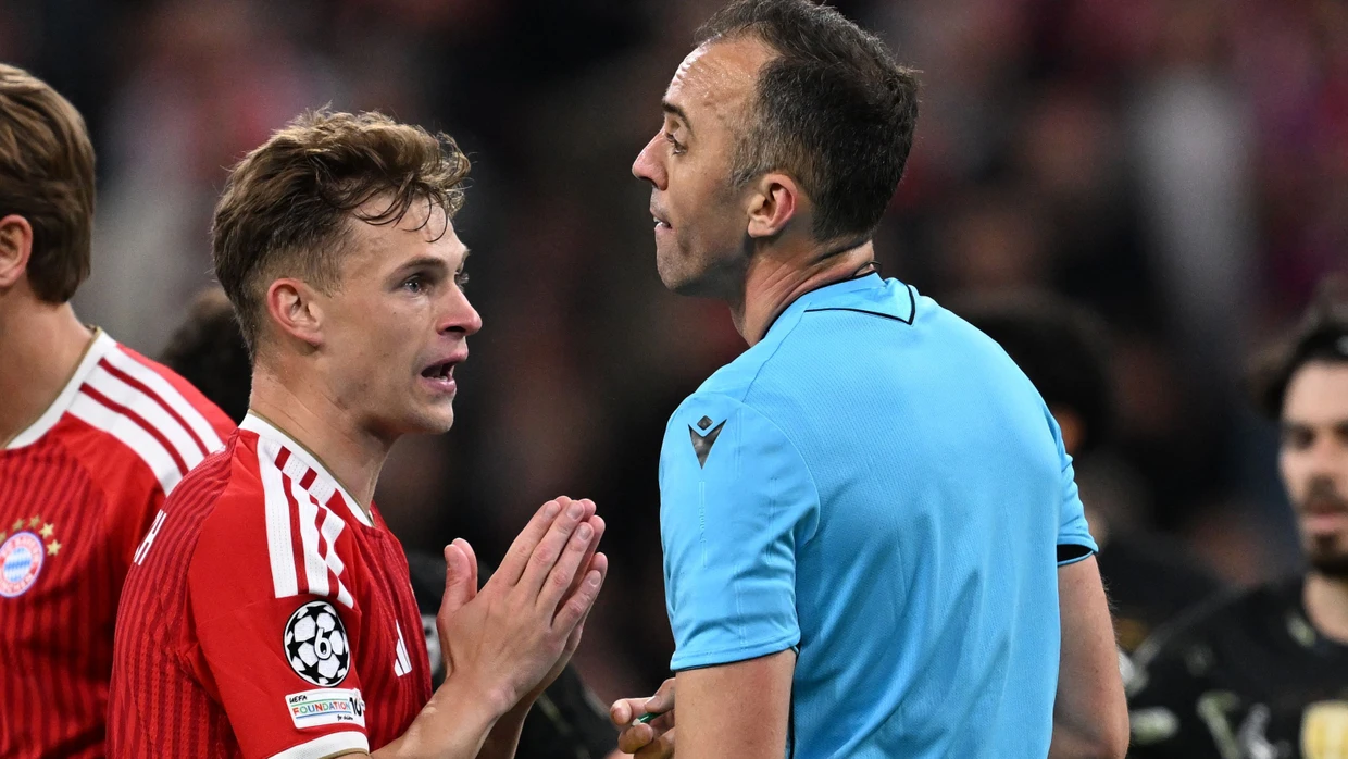 Auf dem Platz spricht Joshua Kimmich mit Schiedsrichter João Pinheiro, danach aber nicht über ihn.
