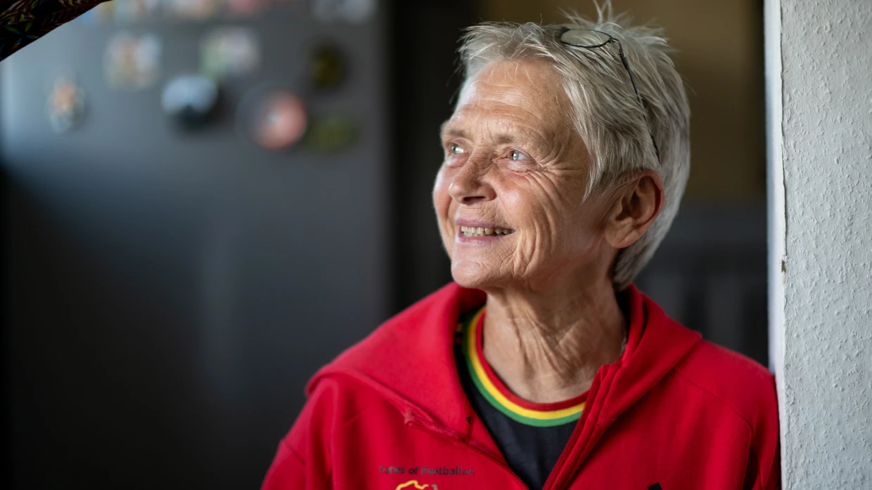 Welt- und Europameisterin: Petra Landers steht in ihrer Wohnung in Bochum. Die ehemalige Fußball-Nationalspielerin bezieht heute eine „Minirente“ und arbeitet weiterhin in einem Nebenjob.