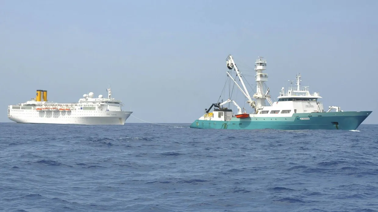 Der französische Hochseetrawler „Trevignon“ schleppt die „Costa Allegra“ ab.