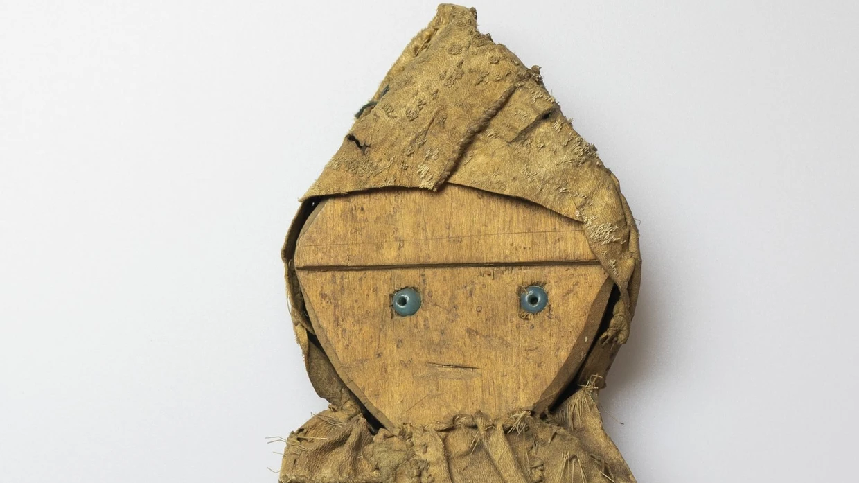 Begleiter in die jenseitige Welt: Die Geisterfigur aus Holz, Glas, Leder und Pflanzenfaser entstand im 19. Jahrhundert bei den sibirischen Nanai für den Gebrauch des Schamanen.