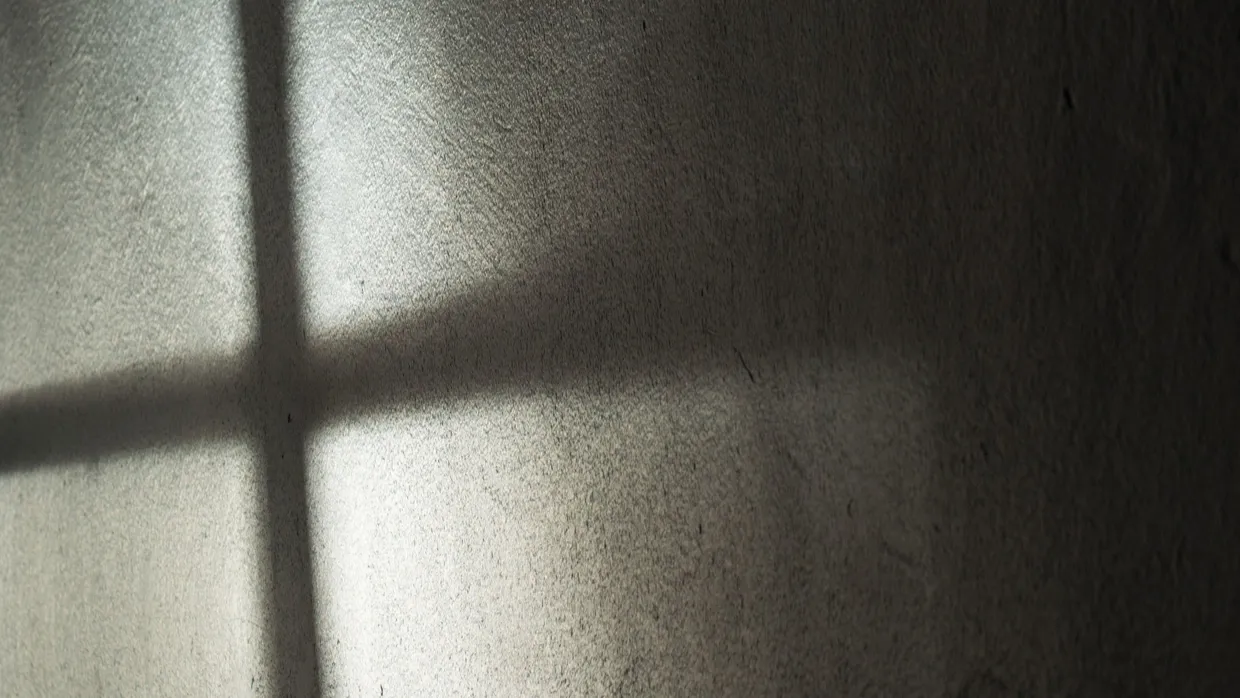 Sexuelle Gewalt: Ein Kirchenfenster wirft seinen Schatten auf die Wand.