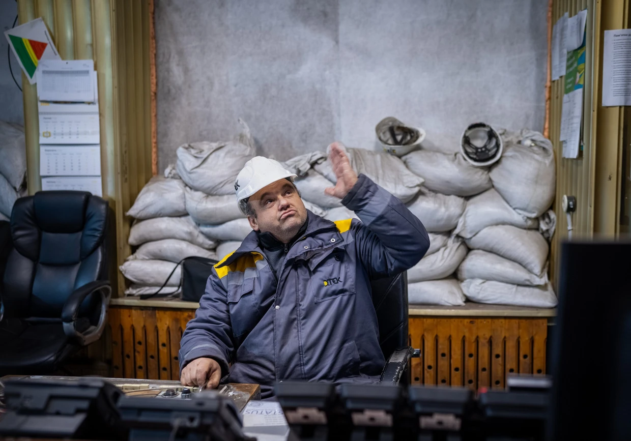 „Meine Enkelin braucht Strom“, erklärt Kraftwerksmitarbeiter Wassil seine Motivation.