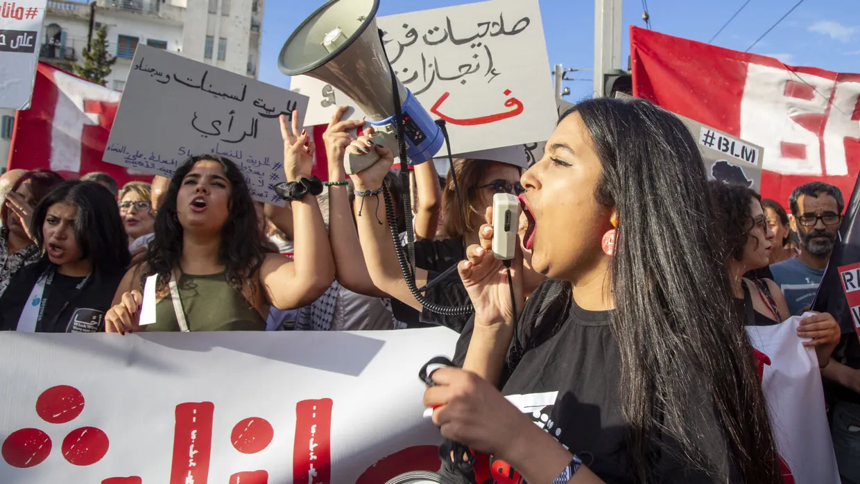 Tunesier demonstrieren in Tunis gegen Präsident Kaïs Saïed im Vorfeld der Präsidentschaftswahl.