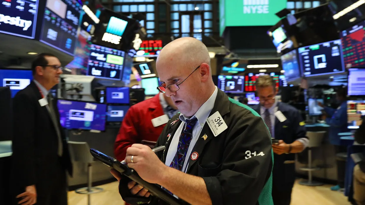 Aktienhändler warten diese Woche an der New Yorker Börse auf die ersten neuen Bilanzen der Unternehmen.