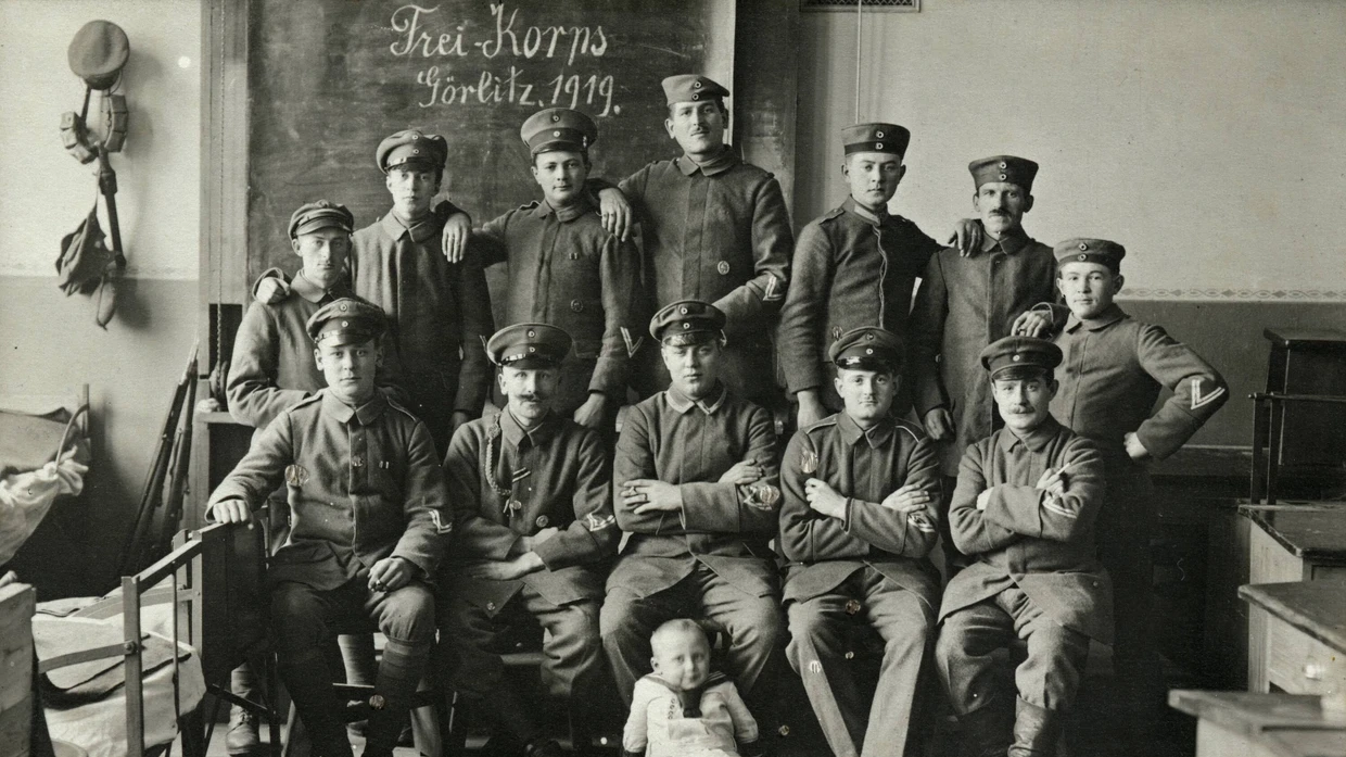 Jan-Philipp Pompluns Buch „Deutsche Freikorps“ | FAZ